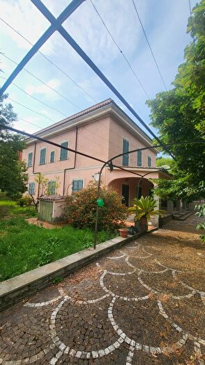 Casa con 11 locali in vendita in Viale Roma, Velletri