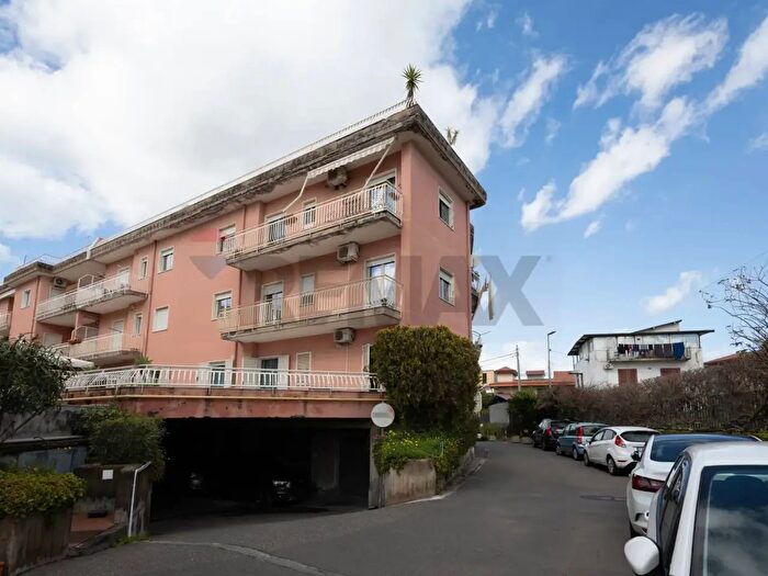 Appartamento con 6 locali in vendita in Via Pietro Bethancourt, Catania