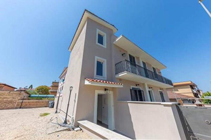 Appartamento trilocale in vendita in Via Castelvetrano, Roma