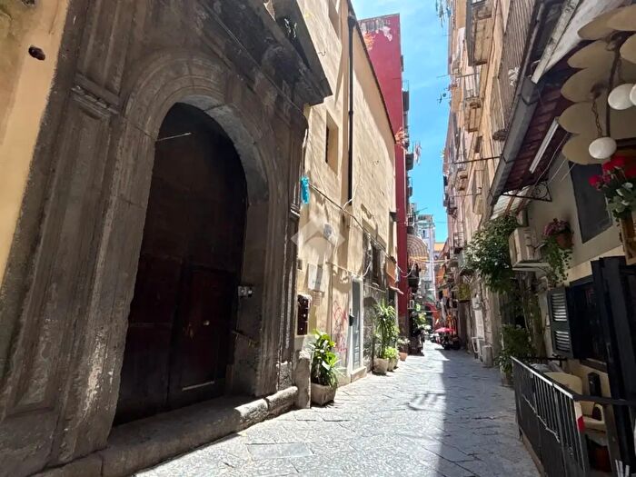 Appartamento trilocale in vendita in Via San Paolo ai Tribunali, Napoli