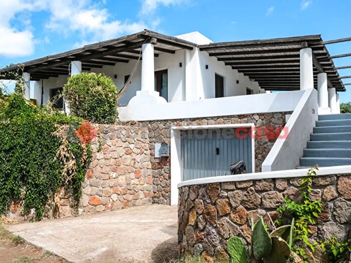 Casa con 5 locali in vendita in Monte Gallina Snc, Lipari