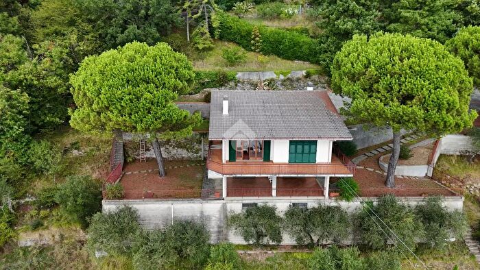 Casa con 8 locali in vendita in Via Monte San Giacomo, Cogorno