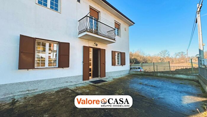 Casa con 5 locali in vendita in Alice Bel Colle