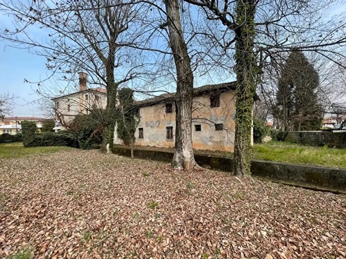 Casa con 7 locali in vendita in Giavera Del Montello