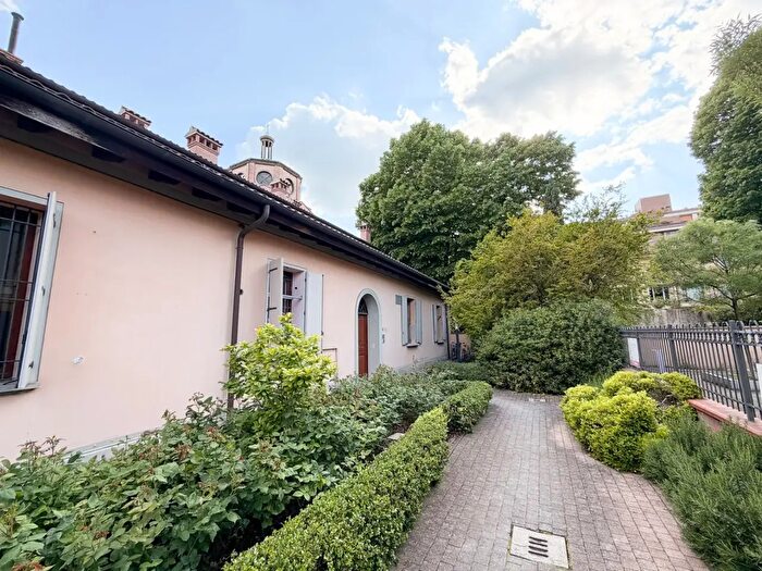 Appartamento con 5 locali in vendita in Via Azzogardino, Bologna