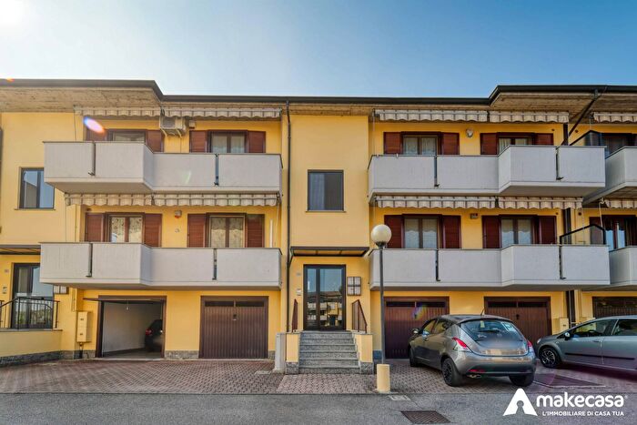 Appartamento trilocale in vendita in Via Santi Naborre E Felice, Lodi Vecchio