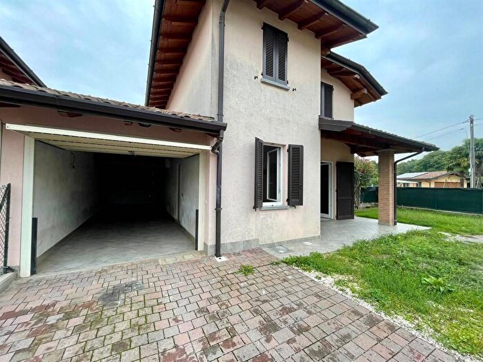 Casa quadrilocale in affitto in Via Varese, Cimbro, Vergiate