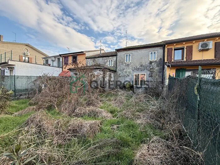 Casa con 8 locali in vendita in Piazza Bonaldo, Zimella