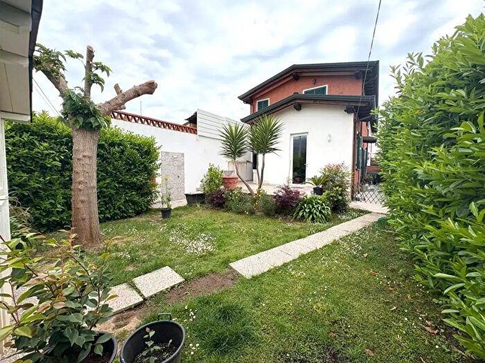 Casa con 5 locali in vendita in Montignoso