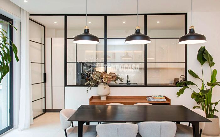 Appartamento quadrilocale in vendita in Via Lario, Milano