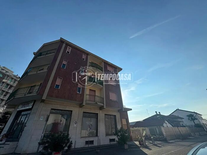 Appartamento trilocale in affitto in Via Resegone, Baranzate