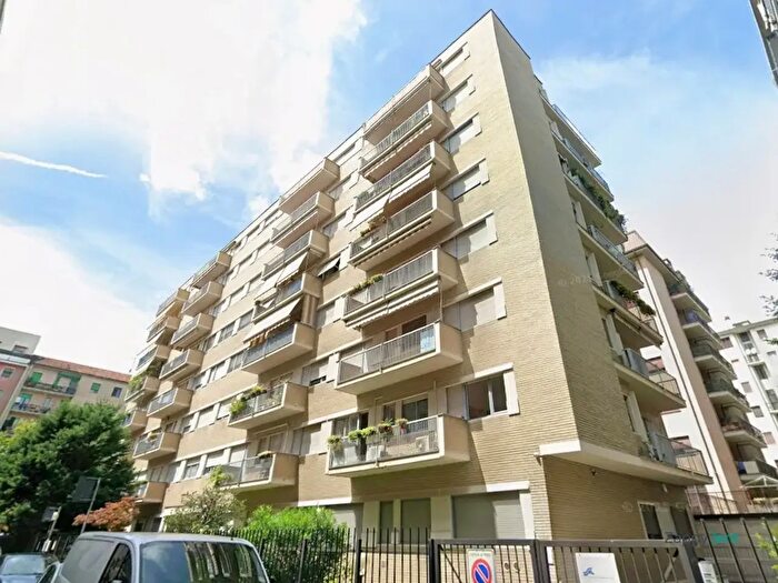 Appartamento trilocale in affitto in Via Alfonso Capecelatro, Milano