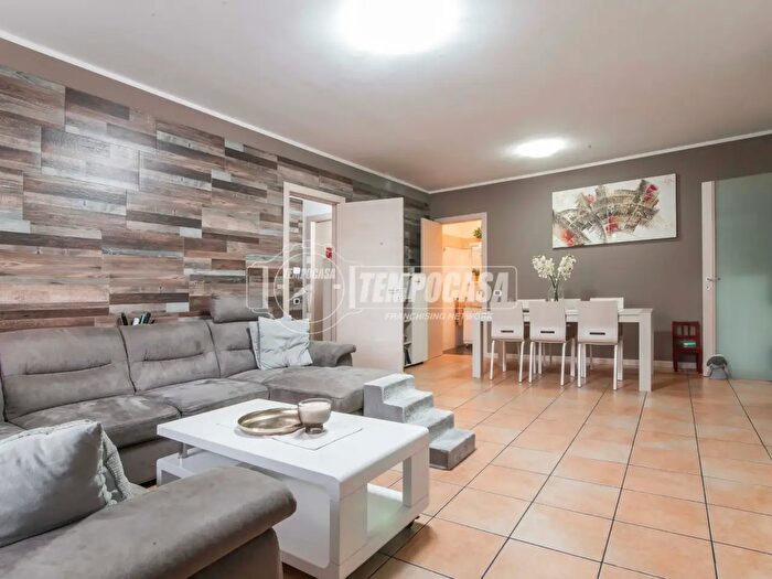 Appartamento trilocale in vendita in Via Trieste, Garbagnate Milanese