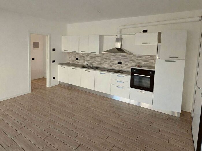 Appartamento trilocale in affitto in Via Ratti, Bizzarone