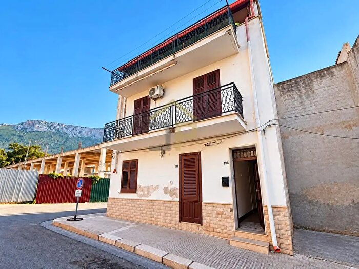 Casa con 7 locali in vendita in Via Bellini, Terrasini