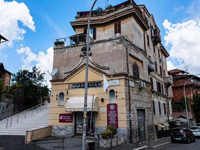 Appartamento con 6 locali in vendita in Via Roberto De Nobili, Roma