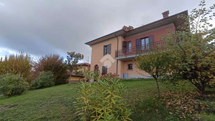 Casa con 6 locali in vendita in Via Montecchio, Baiso