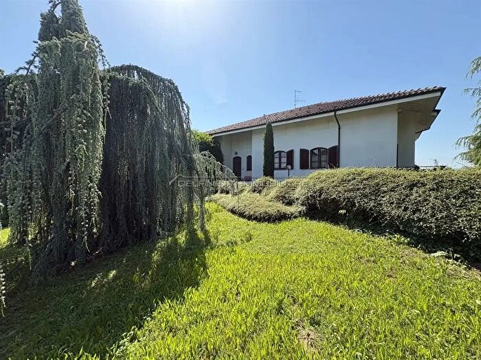 Casa con 5 locali in vendita in Via Alba, Roddi