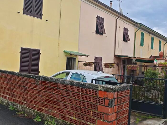 Casa trilocale in vendita in Carrara