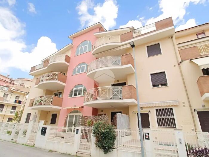 Appartamento quadrilocale in vendita in Via G Parini, Pineto