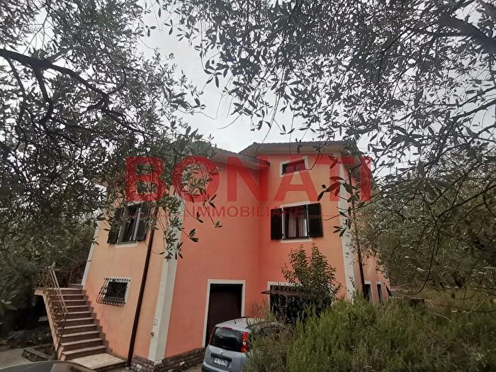 Casa con 8 locali in vendita in Podenzana