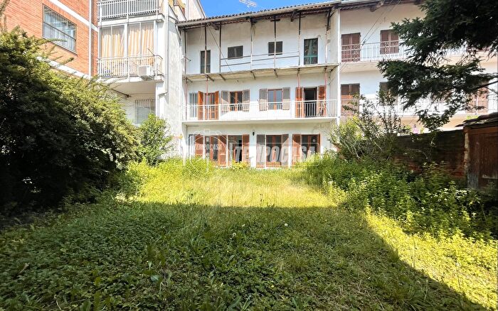 Casa con 6 locali in vendita in Via San Solutore, Caravino