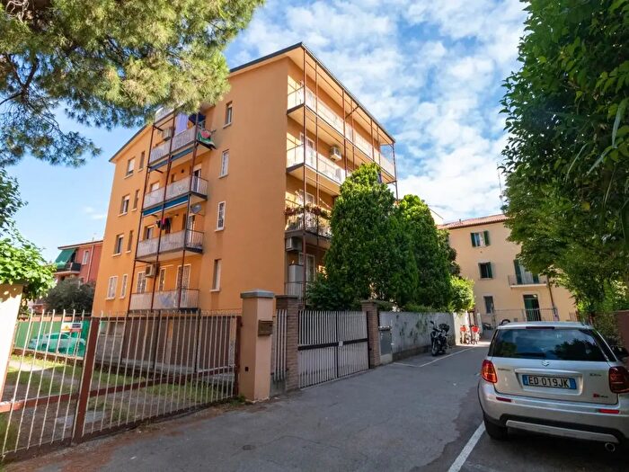 Appartamento trilocale in vendita in Via Emilia Levante, Bologna