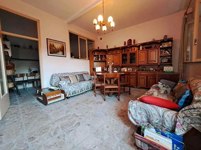 Casa con 9 locali in vendita in Dongo
