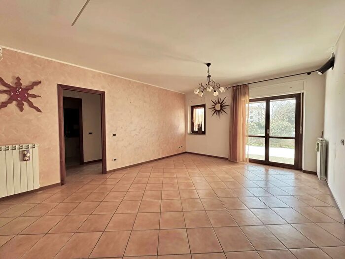 Appartamento con 6 locali in vendita in Via Scaramucci, Gualdo Tadino