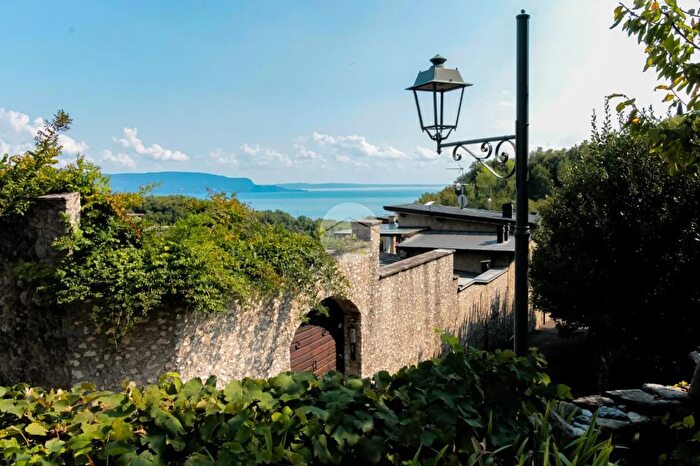 Casa quadrilocale in vendita in Via Francesco Messina, Gardone Riviera