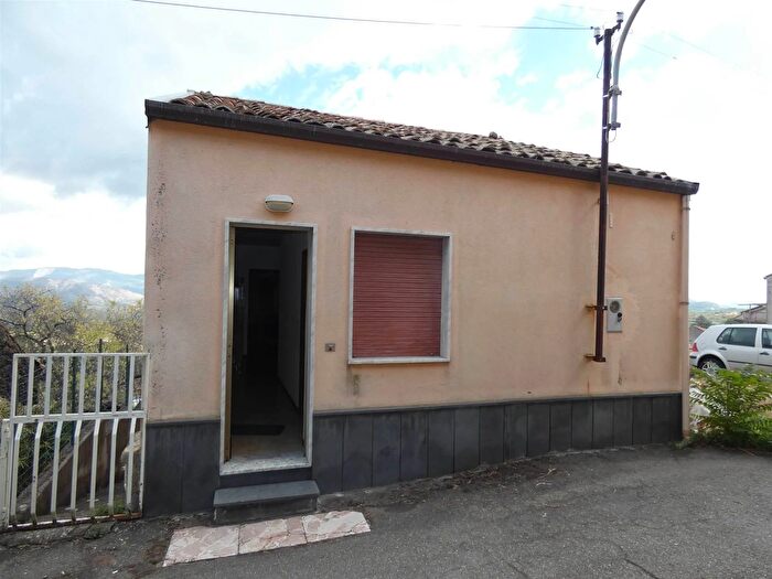 Casa trilocale in vendita in Via Traversa Magenta II Castiglione di Sicilia, Castiglione Di Sicilia