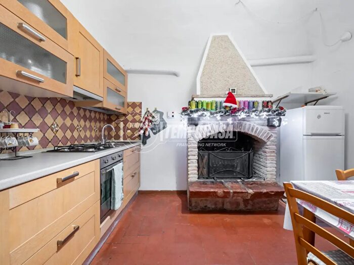 Appartamento con 10 locali in vendita in Piazza Giuseppe Mazzini, Modigliana