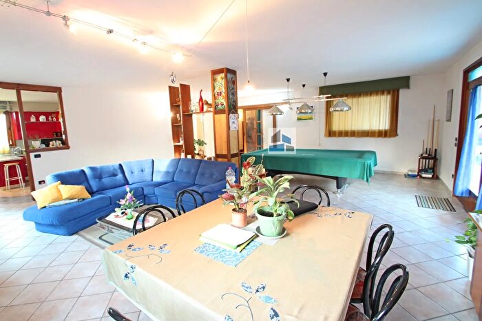 Casa con 8 locali in vendita in Via Marcora, Pianiga