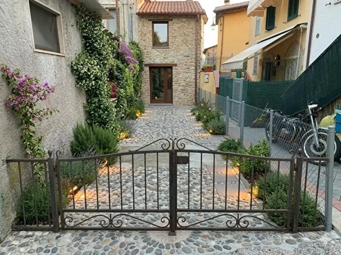 Casa quadrilocale in vendita in Montignoso