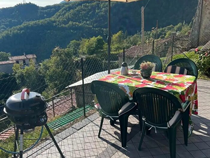 Casa con 9 locali in vendita in Molazzana