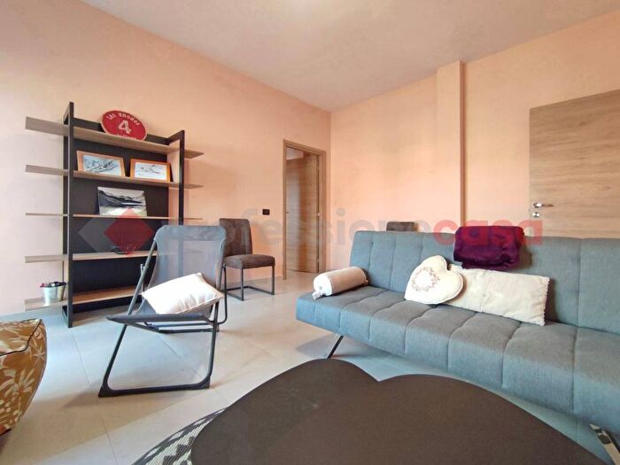 Appartamento trilocale in affitto in via Paleocapa, Centro, Arona