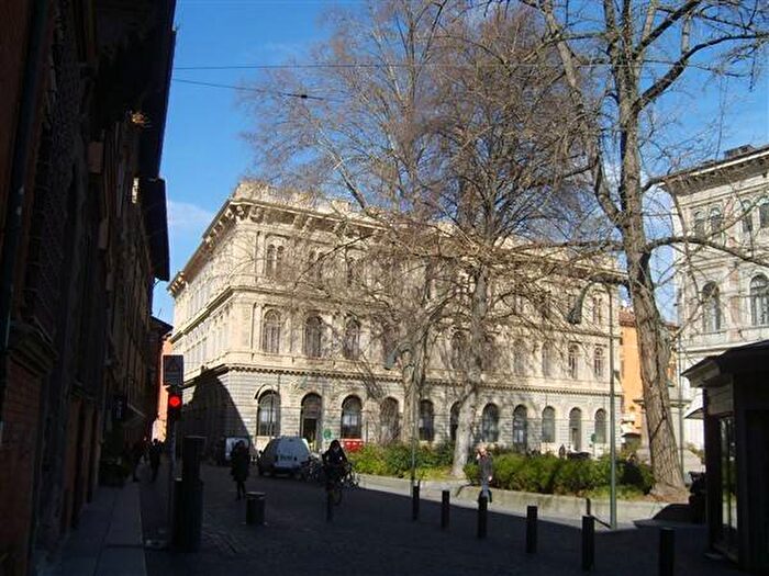 Appartamento con 6 locali in affitto in Via Castiglione, Centro Storico, Bologna