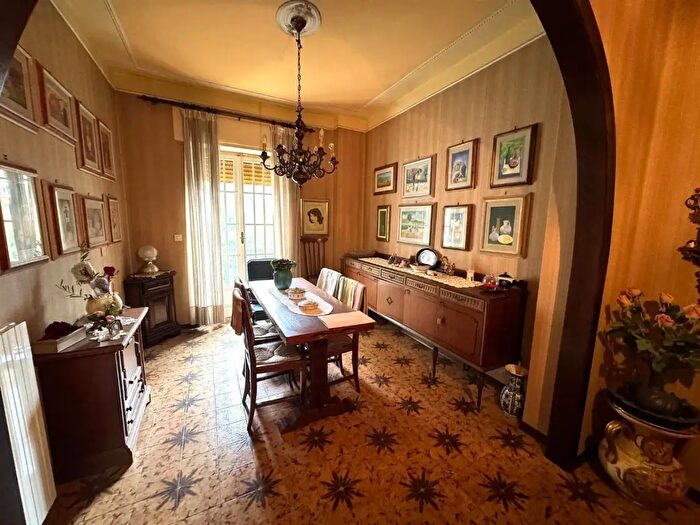 Appartamento con 5 locali in vendita in Massa