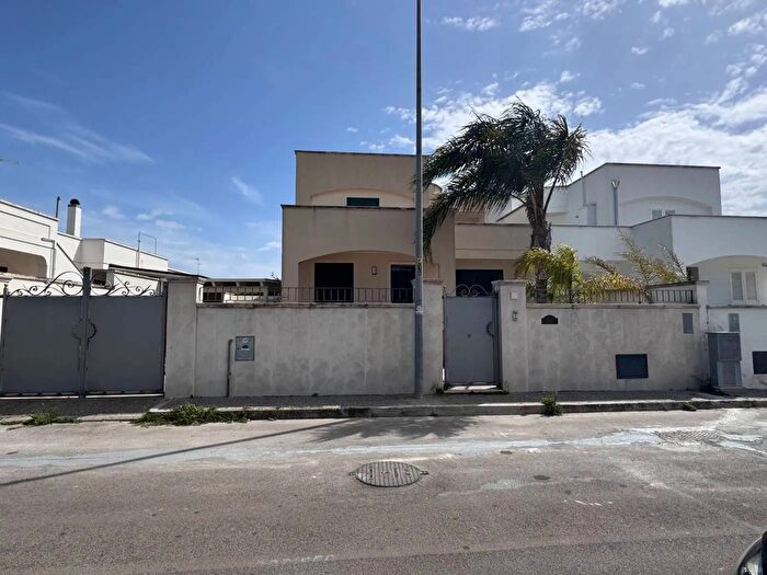 Casa con 6 locali in vendita in Via Giambattista Tiepolo Veglie Lecce, Veglie