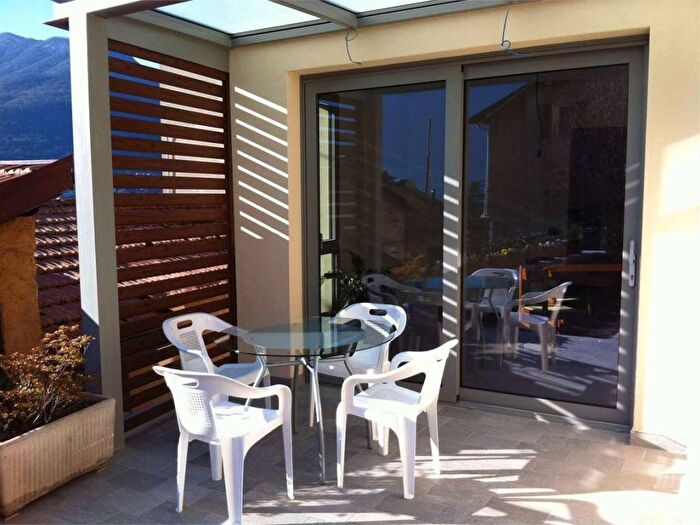 Appartamento bilocale in affitto in Camillo Benso Conte di Cavour, Centro, Carate Urio