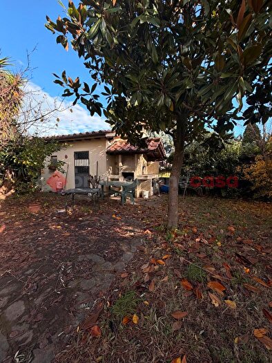 Casa con 6 locali in vendita in Via Montello, Prato