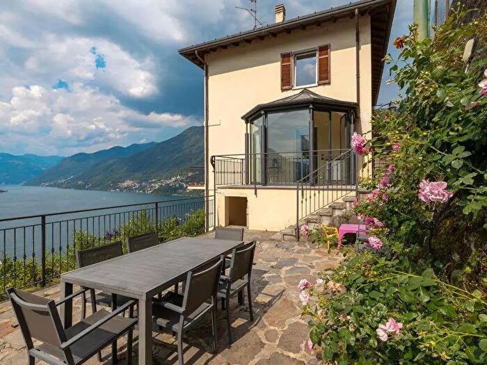 Casa con 10 locali in vendita in Via Provinviale, Faggeto Lario