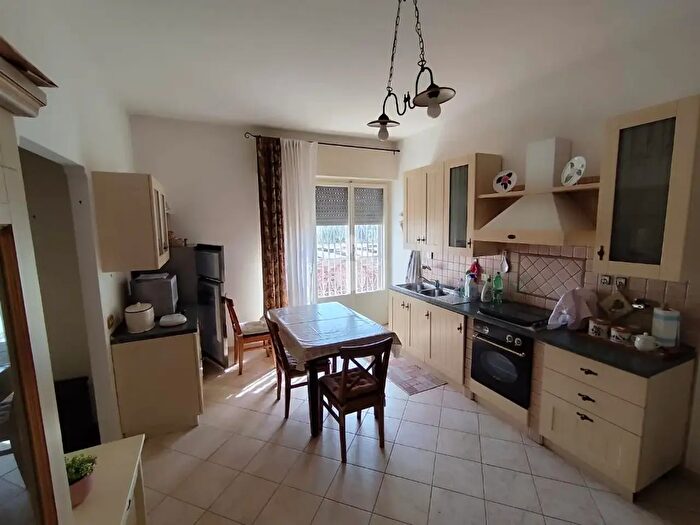 Appartamento trilocale in vendita in Via Montorio al Vomano, Roma