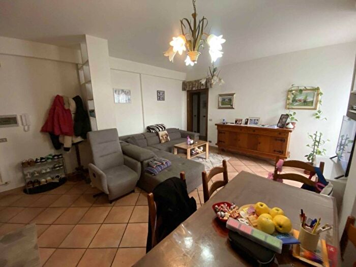 Appartamento quadrilocale in affitto in Via Roma, Castelnuovo Ne Monti, Castelnovo Ne Monti