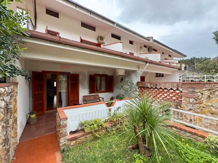 Casa con 6 locali in vendita in Via Eurialo B, Palermo