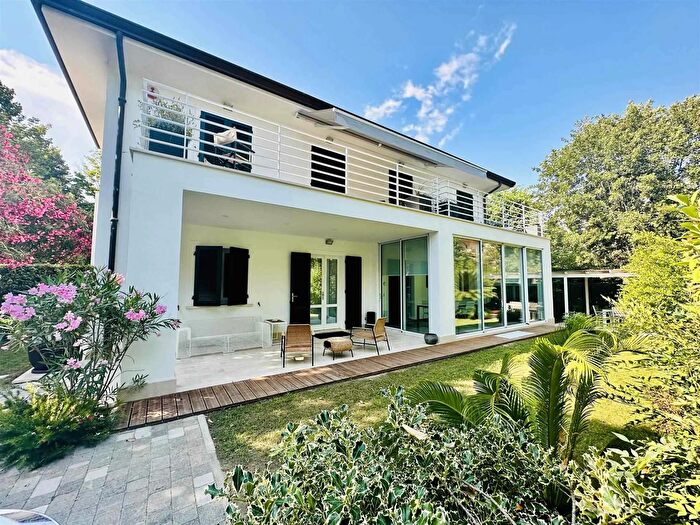 Casa con 18 locali in vendita in Forte Dei Marmi