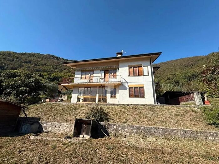 Casa con 6 locali in vendita in Via dell'Artigliere, Follina