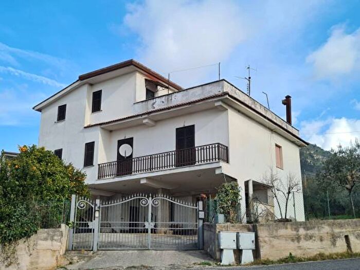 Casa con 6 locali in vendita in Via Fontana Scurano, Alatri