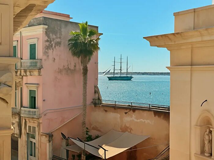 Appartamento con 7 locali in vendita in Via dei Candelai, Siracusa