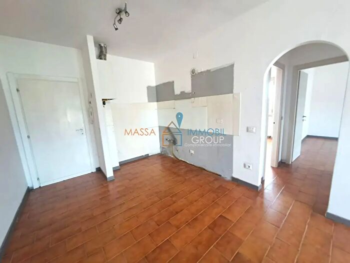 Appartamento trilocale in vendita in Via Pola, Massa